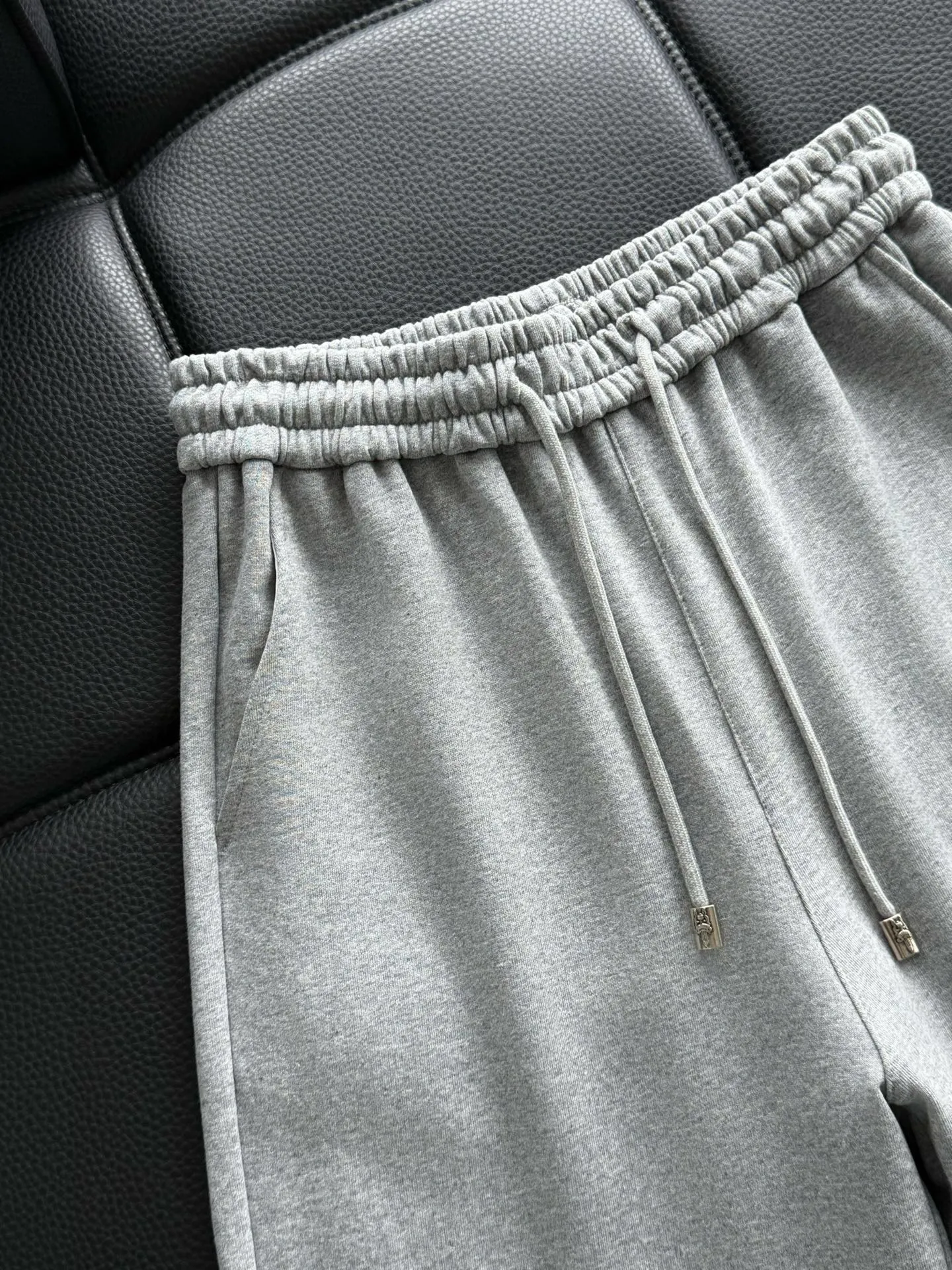 P486 ChromeHearts ChromeHearts terry trousers, pursuit of quality and absolute guarantee of quality! The texture is clearly visible, the texture is soft, delicate and smooth, and the customized three-dimensional embroidery and leather craftsmanship are full of drape! The workmanship is fine and the shoulder lines are smooth. All imported chain machines are used to make the shoulder rolling strips. It has a certain thickness and is not made of cheap material but has a shiny feel that is comfortable and not tight on the upper body. It is the most avant-garde street item that can be easily matched by both men and women!  Color: black white Size: m-3xl Style number: 3750